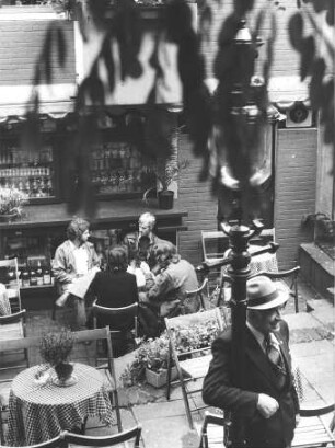 Bremen-Altstadt. Schnoor-Viertel. Blick in den Innenhof eines Restaurants