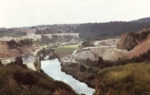 Kalksteinbrüche unterhalb der Staustufe Diez/Lahn