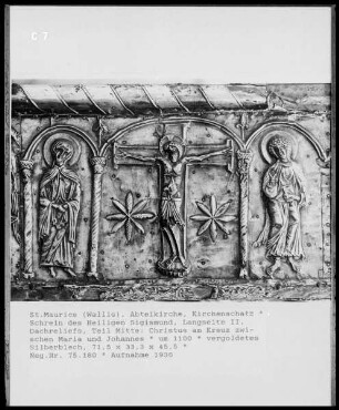 Reliquienschrein mit Szenen aus dem Leben des Heiligen Sigismund, Längsseite II, Dachrelief: Kreuzigungsgruppe