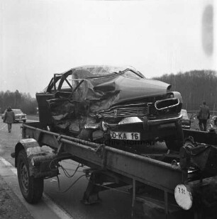 B 404: bei Nütschau: Verkehrsunfall: Zusammenstoß von zwei Pkws: Unfall-Pkw mit eingedrückter Karosserie auf Hänger von Abschleppwagen: an Straßenrand Glassplitter: hinten links auf Straße Mann, Pkw: hinten rechts Mann, 2. März 1974