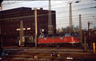 Stuttgart Hbf. Wartegruppe Ost Lok 221 123 Vorspann Lok Baureihe 144