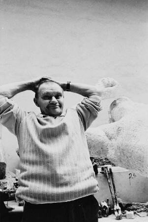 Der Bildhauer Fritz Cremer in seinem Atelier