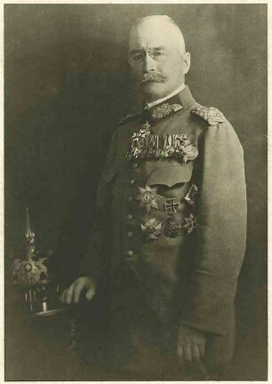 Oskar von Scharpff, Generalleutnant z. D. (zur Disposition), stehend, in Uniform mit Orden