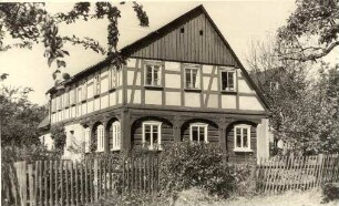 Umgebindehaus mit Fachwerk in Wehrsdorf : Tykowana dom ze stołom we Wernarjecach pola Šěrachowa
