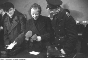 "Volkskontrolle". Verteilung beschlagnahmter Waren an Bedürftige und Schulkinder durch die Volkskontrolle, 1950