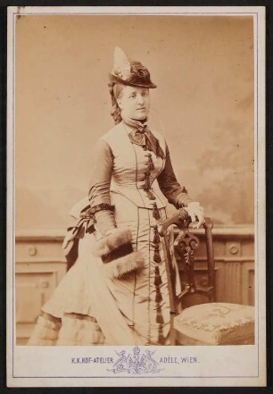 Portrait von Anna von Hofmannsthal als junge Frau mit Hut, auf einen Stuhl gelehnt