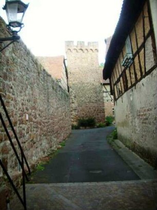 Stadtbefestigung-Ansicht im Süden mit Stadtmauer (Wehrgang abgetragen) im Verlauf nach Südosten zum Täschenturm (Wehrturm)