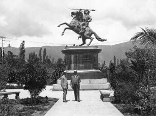 Caracas (Venezuela). Parkanlage mit Denkmal des Generals José Antonio Paéz, davor zwei posierende Touristen