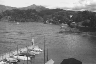 Bucht von Prapat : Seelandschaft mit Bootssteg, Booten und Bergen im Hintergrund