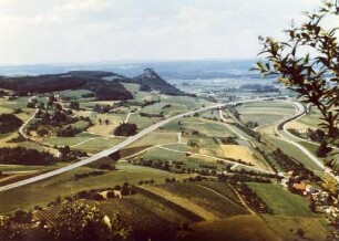 Trassierung mit Blick vom Hohentwiel auf die Autobahn in Richtung Stuttgart. In Bildmitte der Hohenkrähen.
