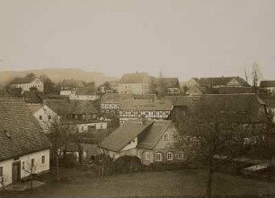 Obercunewalde, Ortsansicht : Obercunewalde. Blick auf die Dorfstraße westlich vom Schloss