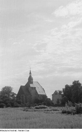 Seitenansicht einer Dorfkirche