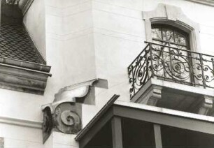 Dresden-Neustadt, Louis-Braille-Straße 8 / Arndtstraße 9. Doppelwohnhaus (Wohnhaus von Ludwig Renn; um 1900). Balkon (3. Obergeschoß, Louis-Braille-Straße)