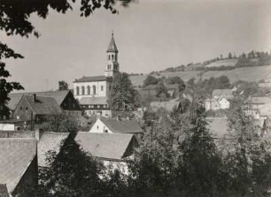 Sebnitz-Saupsdorf. Ortsansicht mit evangelischer Pfarrkirche (1840-1842; J. G. G. Nickel und J. G. Adam nach Entwurf von J. G. Lohse)