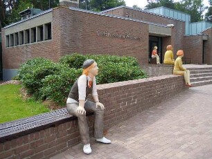 Worpswede - Kunstfiguren : Vor dem Eingang zur Kunsthalle sitzen diese lebensgroßen Kunstfiguren. Aufgenommen im Künstlerdorf Worpswede am 3. August 2011