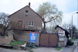 Gehöft mit kleinem Nebengebäude, Hoftor