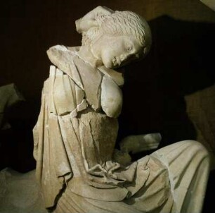 Westgiebel, Figur E, Lapithin : Olympia. Archäologisches Museum. Niederbrechendes Mädchen aus dem Westgiebel des Zeustempels, 3. Jahrzehnt des 5. Jh. v. Chr.