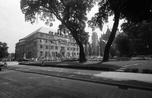 Freiburg: Universität im Flaggenschmuck, Vordergrund Werderstraße