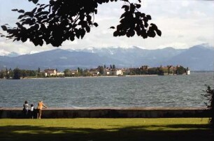 Bad Schachen: Blick vom Tannenhof auf See, die Insel und Schneeberg des Bregenzer Waldes