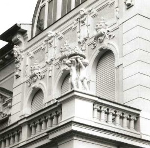 Cottbus, Ostrower Damm. Villa (2.H.19.Jh., 1992). Altan (Obergeschoß mit plast. Schmuck)