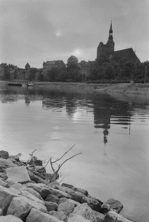 Tangermünde. Blick über die Elbe zur Altstadt mit St. Stephanskirche