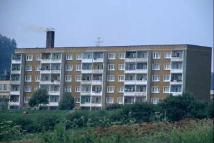 Blick auf einen Neubaubaublock des ehemaligen NVA-Objektes, heute Asylbewerberheim
