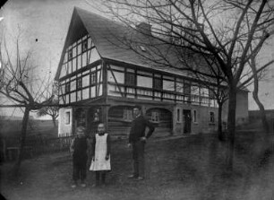 Umgebindehaus mit Kinder