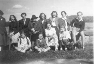 Gruppenbild mit Etha Richter (vielleicht mit Zeichenschülern und -schülerinnen der Bildhauerin)