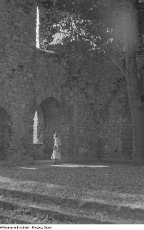 Renate Rössing in der Oberburg am Fenster