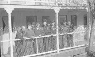Selbstversenkung des Hochseepassagierdampfers "Columbus" am 19. Dezember 1939, Besatzungsangehörige im Internierungslager auf Angel Island, Kalifornien, auf der Veranda ihrer Unterkunft stehend