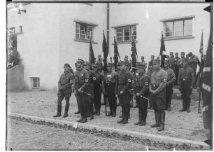 Treffen der SA-Standarte 40 mit Fahnenweihe vor der Stadthalle in Sigmaringen; Gruppe von SA-Führern mit Kreisleiter Karl Maier; daneben mit Brille Standartenführer Grimm