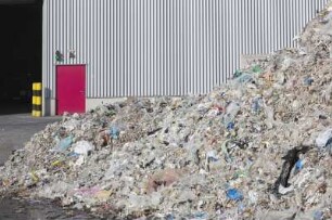 Papierfabrik, Plastabfall aus dem Altpapier