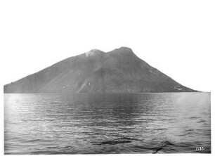 Stromboli/ Italien: Blick vom Wasser auf vulkanische Insel