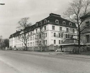 Dresden-Albertstadt, Stauffenbergallee (nordöstlich St.-Pauli-Friedhof). Ehemalige Kaserne der Sowjetarmee. Gebäude südöstlich der S-Kurve. Straßenansicht