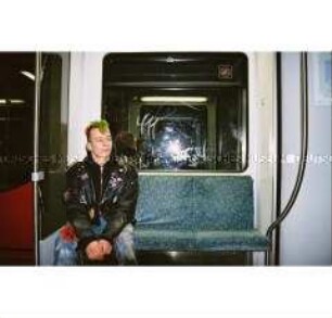Sitzender Punk in der Berliner S-Bahn (Prämiertes Foto Sonderthema: Familienbilder)