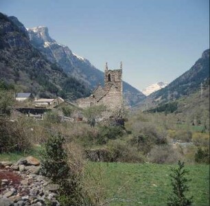Pyrenäen. Ruine einer Kirche im Ort Canfranc an der Grenze zu Frankreich