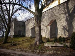 Ansicht von Südwesten mit Kirchhofmauer über Südflanke-Wehrgang der Kirchhofmauer sowie Obergeschosse des Süd-Flankierungsturmes im 18 Jh abgetragen