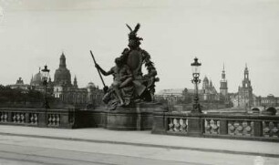 Dresden, Carolabrücke, Blick auf Figurengruppe, Balustrade und Gasleuchten