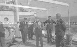 Heimfahrt der Kriegsgefangenen vom Internierungslager "Angel Island" auf dem italienischen Dampfer "Fella", Zigarre rauchend an Deck