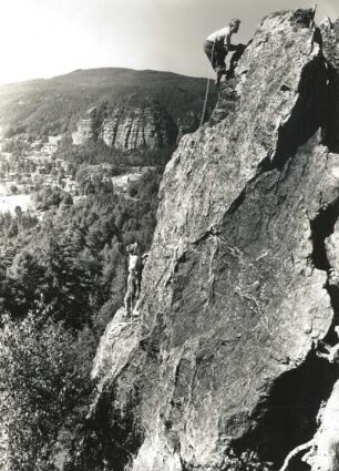 Zittauer Gebirge. Mönchswand. Kletterer bei der Besteigung von Südwesten