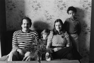 Familie W./H. (Lehrer/Gastdozent, Lehrerin/Dolmetscherin) in ihrer Wohnung