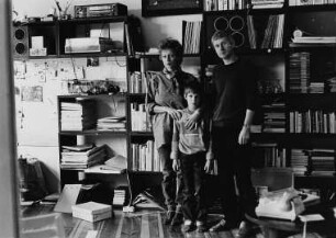 Familie K. (Fotografin, Gebrauchsgrafiker) in ihrer Wohnung