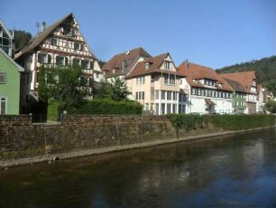 Stadtbild-Ansicht im Osten-die Nagold sowie der Gebäudebestand am Westufer (vermehrt neuzeitlich auf der Basis der Stadtmauer) von Südosten in Übersicht