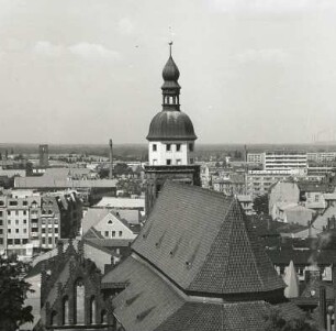 Cottbus-Mitte. Stadtpfarrkirche St. Nikolai (2. H. 15. Jh./A. 16. Jh., E. 14. Jh./A. 15. Jh., 1685 [Turm], 1955-1988 Wiederaufbau). Blick vom Gerichtsturm auf Dach, Turm und Südkapelle