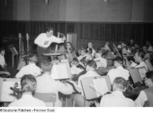 Orchesterprobe mit dem kubanischen Dirigenten Enrique González Mántici