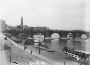 Dresden, Blick über das Terrassenufer auf die Augustusbrücke
