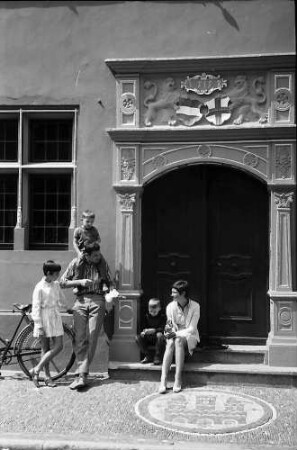 Freiburg i. Br.: Eingang zum alten Rathaus mit Wappen: davor Familie Heidenreich