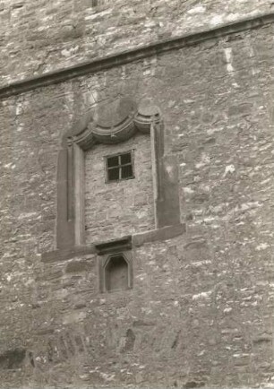 Nienburg (Saale). Schloßkirche, ehemalige Klosterkirche. Spätgotisches Fenstergewände an der Westwand des Turmes