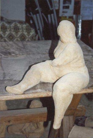 Sitzende mit baumelndem Bein