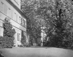 An der Alten Villa : An der Alten Villa (im Königlichen Weinberg Wachwitz). Albuminpapier; 15,4 x 18,3 cm (um 1880; A. Kotzsch). Dresden-Wachwitz: Privatbesitz